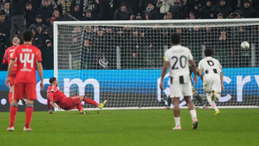 O momento em que Pavlidis escorregou e falhou penálti no Juventus-Benfica