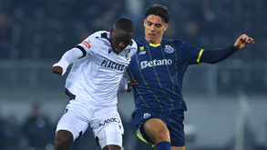 Beni e Gabri Veiga disputam a posse de bola