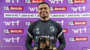 Noah Saviolo com o galardão de jovem do mês