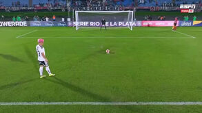 Jogador tenta 'Panenkada', falha redondamente... e fica a queixar-se de lesão