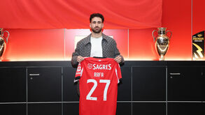 As primeiras imagens de Rafa Silva no regresso ao Benfica: avançado ao lado de Rui Costa e com... o '27'