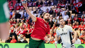 Jogo de andebol com atletas de Portugal e da Alemanha em campo