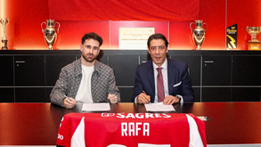 Rafa Silva ao lado de Rui Costa no momento da assinatura do contrato