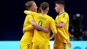 Jogadores da Lituânia a celebrar