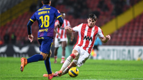 José Bica (Leixões) tenta driblar adversário