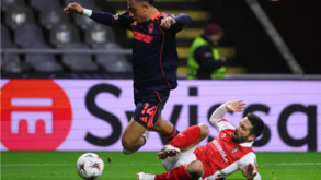 João Moutinho desliza para tirar a bola ao adversário no Sp. Braga-Nottingham