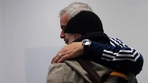 «Tenho aqui uma coisa importante para ti»: Benfica mostra bastidores do regresso de Rafa e conversa com Mourinho