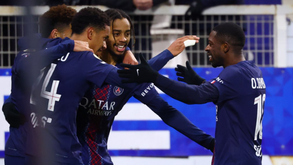 Jogadores do PSG festejam golo de Barcola frente ao Auxerre