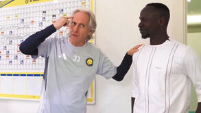 Dos parabéns em inglês de Jorge Jesus ao bolo cortado... por Ronaldo: Mané recebido como um herói no Al Nassr