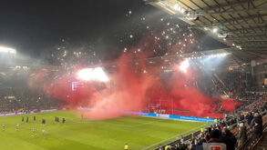 Adeptos do St. Pauli voltam a fazer das suas: as imagens impressionantes no jogo com o Hamburgo