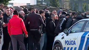 Centenas de adeptos do Benfica à porta do Benfica Campus