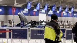 Carro entra pelo aeroporto de Detroit e bate contra balcão ferindo seis pessoas