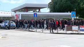 Centenas de adeptos do Benfica à porta do Benfica Campus
