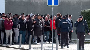 O momento em que 200 ultras deixam o centro de estágios do Benfica