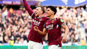 Jogadores do West Ham festejam durante a vitória sobre o Sunderland