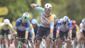 Ethan Vernon vence quarta etapa do Tour Down Under ao sprint