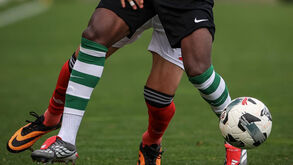 Os jogadores de Sporting e Benfica em ação