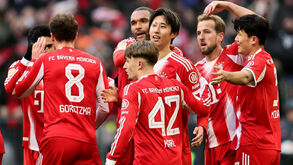 Jogadores do Bayern Munique festejam frente ao Augsburgo
