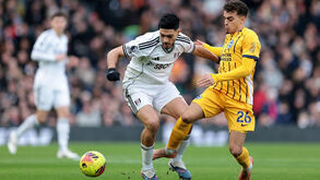 Os jogadores de Fulham e Brighton em ação