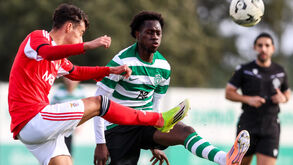 Os jogadores de Sporting e Benfica em ação no dérbi de juniores