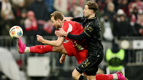 Harry Kane (Bayern Munique) e Arthur Chaves (Augsburgo)