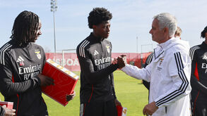 José Mourinho visita treino do Benfica e cumprimenta jogadores
