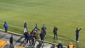 A reação de Matheus Reis após ser expulso no Arouca-Sporting: defesa teve de ser agarrado