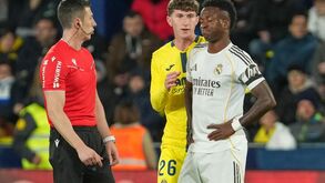 Árbitro conversa com Vinícius Júnior durante o jogo Villarreal-Real Madrid