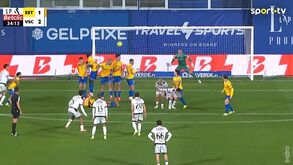 O golaço de livre direto de Mitrovic no Estoril-V. Guimarães: Castillo ficou 'pregado' ao relvado