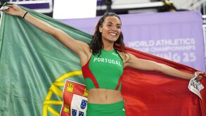 Atleta portuguesa exibe a bandeira nacional em evento de atletismo