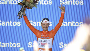 Jay Vine escapa a susto e conquista o Tour Down Under
