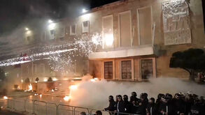 Cocktails molotov lançados contra o parlamento da Albânia durante confrontos