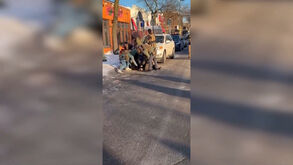 O momento em que homem é baleado por agentes dos serviços de imigração em Minneapolis