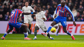  Moisés Caicedo (Chelsea) disputa a bola com Mateta e Sarr (Crystal Palace)