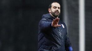 Nuno Silva reage junto ao banco de suplentes do Vizela