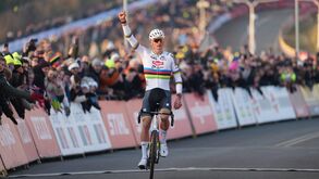 Methieu van der Poel soma mais uma vitória e conquista Taça do Mundo de ciclocrosse