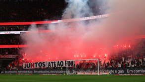 «Juntos até ao fim»: a tarja dos 'No Name' momentos antes do início do Benfica-Estrela