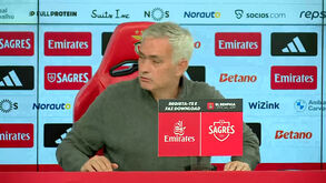 O momento hilariante em que alarme interrompe conferência de Mourinho: «Pânico no Estádio da Luz. Bora!»