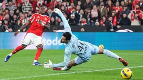 Lopes Cabral assina o terceiro golo do Benfica no triunfo frente ao E. Amadora