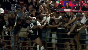 Yuri Alberto foi festejar golo com os adeptos do Corinthians e acabou... sem calções