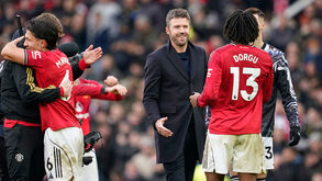 Michael Carrick cumprimenta os jogadores depois da vitória sobre o Man. City