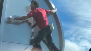 Até parou para acenar: vídeo mostra (de perto) o momento em que Honnold chega ao topo do Taipei 101