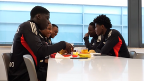 «Ele nunca marca de cabeça!»: a calorosa receção a Anísio Cabral e Banjaqui no Benfica Campus