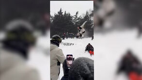 Shaun White surpreende Nova Iorque com truques improvisados de snowboard no Central Park