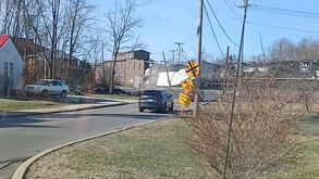 Comboio colide com camião preso em linha férrea nos EUA 