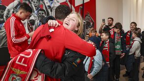 Trubin e Sudakov, a dar um abraço a uma jovem, conviveram no Benfica Campus com um grupo de compatriotas