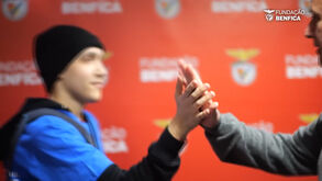 Fundação Benfica leva Hugo a conhecer o 'ídolo' Prestianni