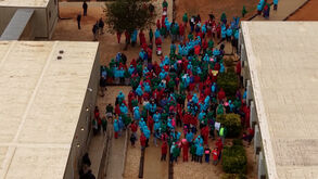 Imagens aéreas mostram famílias imigrantes em protesto dentro de centro de detenção no Texas