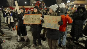 Manifestante apitam e batem tachos em frente a hotel onde estará hospedado Gregory Bovino