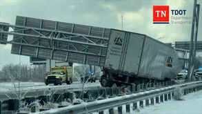 Sinalização de autoestrada cai em cima de camião nos EUA